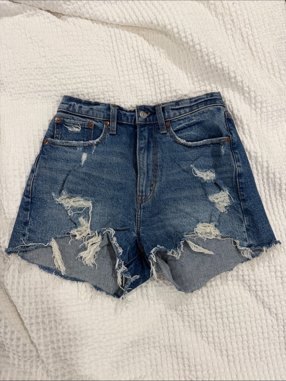 Abercrombie & Fitch High-Rise Mom Short Jeans - Light Blue Denim